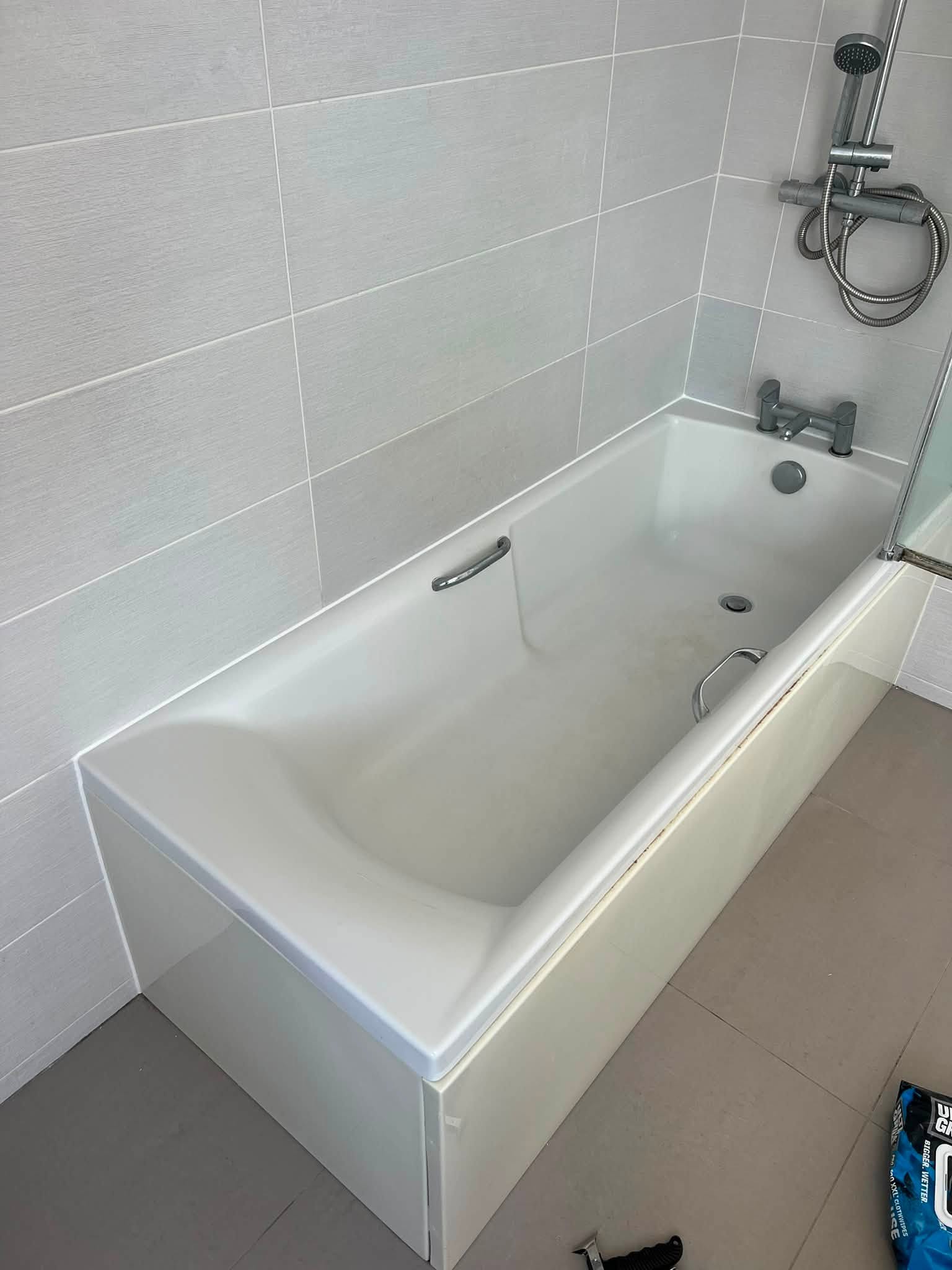 Bath edge showing a clean finished silicone seal